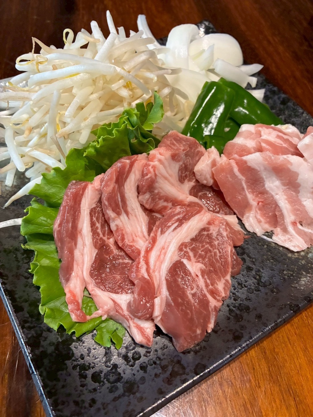皿に盛られたサフォーククロスラム（左）と豚バラ（右）、もやし・たまねぎ・ピーマン